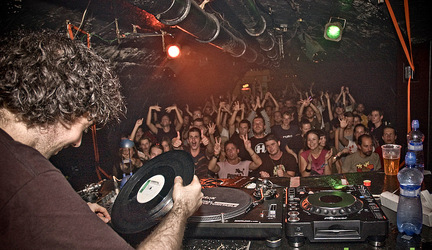 lokal-life-subclub-with-high-contrast